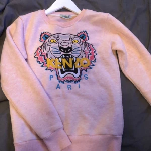 Kenzo Tröja - Säljer nu min kenzo tröja. Den är använd men fortfarande i gott skick. 