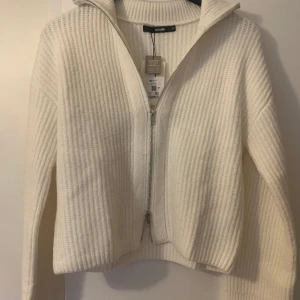 BIKBOK ribbstickad cardigan - vit stickad tröja/kofta från bikbok i storlek xs, säljer då den är för liten för mig! köptes för 499, helt ny, oanvänd, prislapp finns kvar! köparen står för frakten