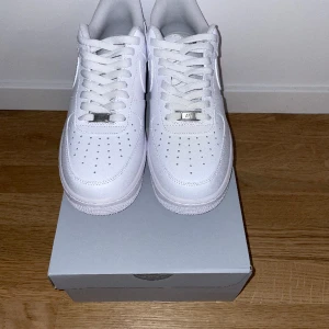 Air force 1 - Air force 1 helt nya säljs. De är storlek 43 