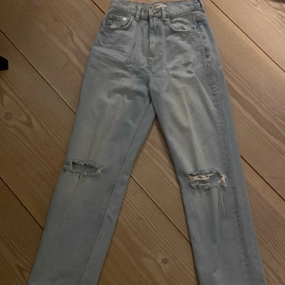 Jättefina jeans ifrån Gina Tricot i bra skick. Jeans & Byxor.