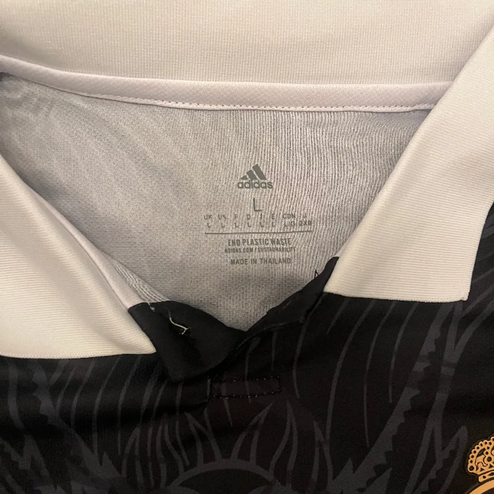 Hejsan, säljer nu en helt oanvänd real Madrid tröja med #5 Bellingham bak till. Kontakta för diskussion om pris. . Hoodies.