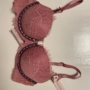 Victoria’s Secret Ny BH 32C - Dream Angels. Lightly-Lined Demi bra. Dusk Mauve.  Helt oanvänd. Alla lappar är kvar.  Älskar den men tyvärr för liten för mig, blev fel storlek.  Nypris 867 kr. 