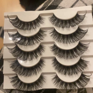 Fransar - Säljer 5 par fransar från SHEIN pga jag inte kommer använda. Längd : 5-7 mm