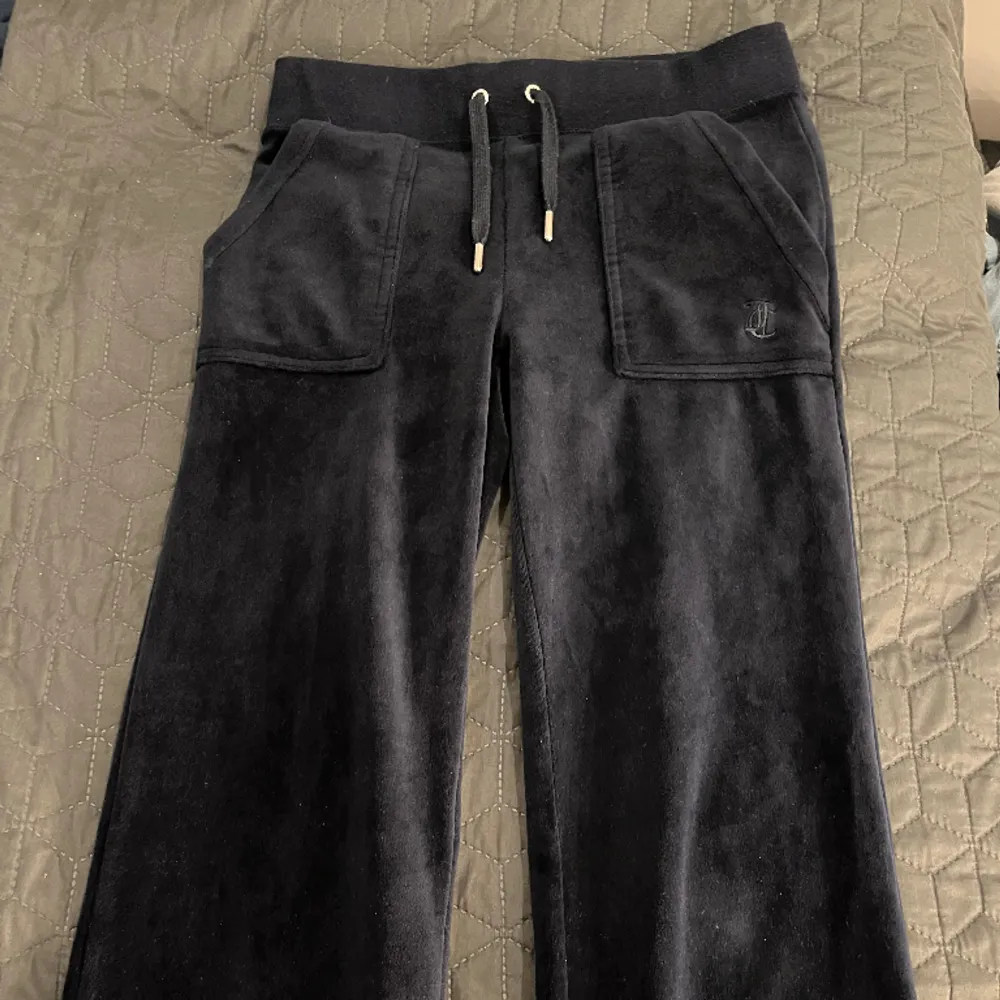 Mörkblåa juicy byxor i storlek xxs (dom se svarta ut på bilden men dom är mörkblå)💞pris kan diskuteras💓. Jeans & Byxor.