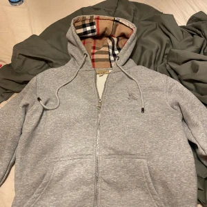 Burbery hoodie - Bra skick och inga skador eller liknande. Dm vid intresse eller andra funderingar / frågor