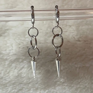 Layerd hoop earrings  - Dessa örhängen är till största dels gjorda av rostfritt stål vilket innebär att de förmodligen inte förstörs om de kommer i kontakt med vatten och allmänt håller längre. Rostfritt stål ändrar inte färg som att ndra material ,perfekta för vardaglig an
