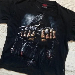 T-shirt med coolt tryck - Riktigt ball t-shirt med ”Game Over” på framsidan och ”You Lose” på baksidan 🖤 Från märket ”Spiral”! 