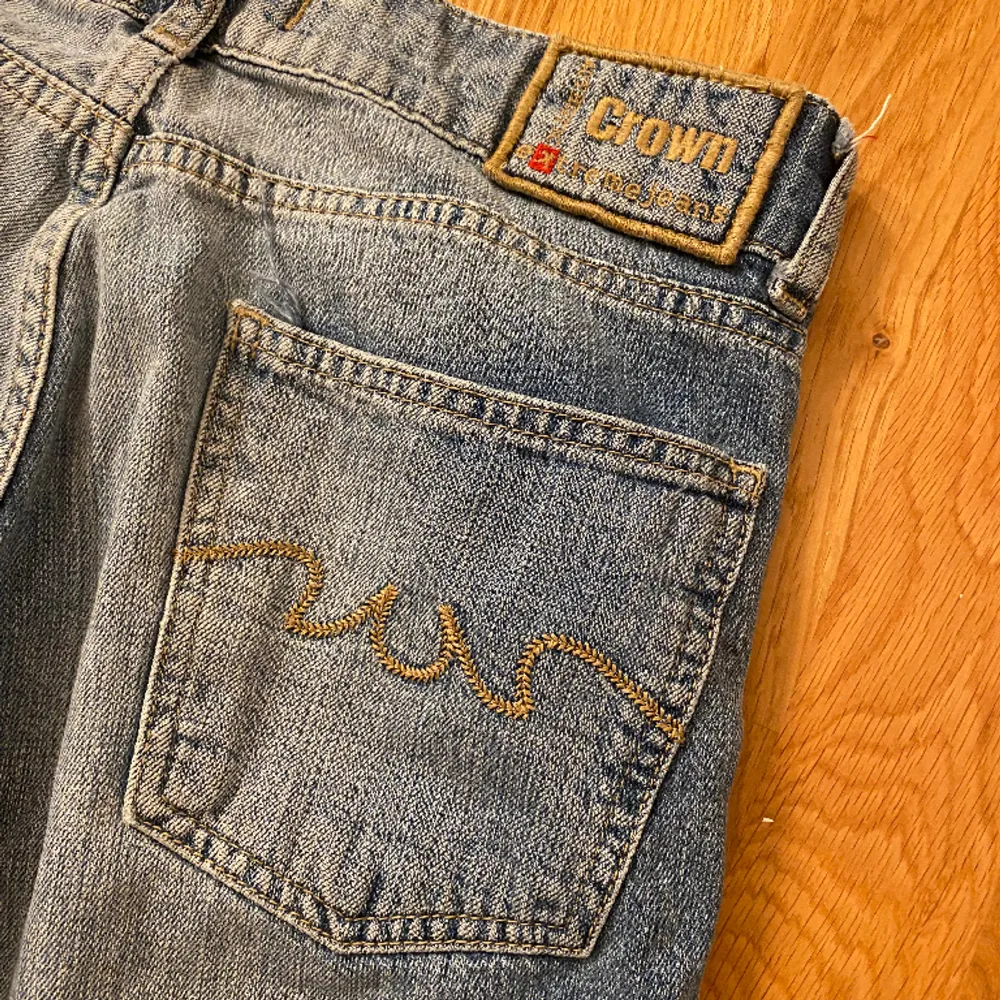 Ett par super fina y2k jeans i mycket bra skick!! De passar strl xs, 27/32. Midjeemått - 34 cm, ytterbenslängd - 97 cm, innerbenslängd - 75 cm🩷 Priset är diskuterbart!. Jeans & Byxor.