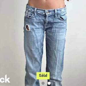 Säljer dessa super snygga jeans då de tyvärr är för korta på mig som är 175 cm. Bilderna är Lånade! 💕