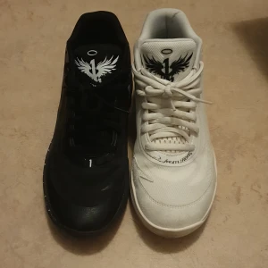 Basketskor MB.02 - Andvänt några gånger. Lite damm på den vita skon men det går att tvätta bort. Har ett till par missmatch. Köpte från början 1 vitt par och 1 svart par. Sedan har jag blandat ihop det för en missmatch look. Säg till om du bara vill ha 1 färg.