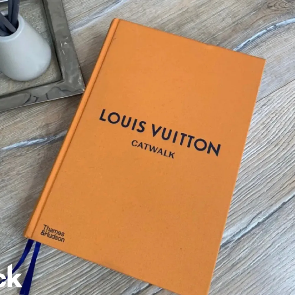 Louis Vuitton bok i nyskick. . Övrigt.