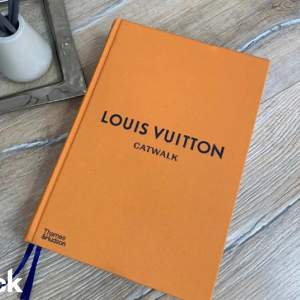 Louis Vuitton bok i nyskick. 