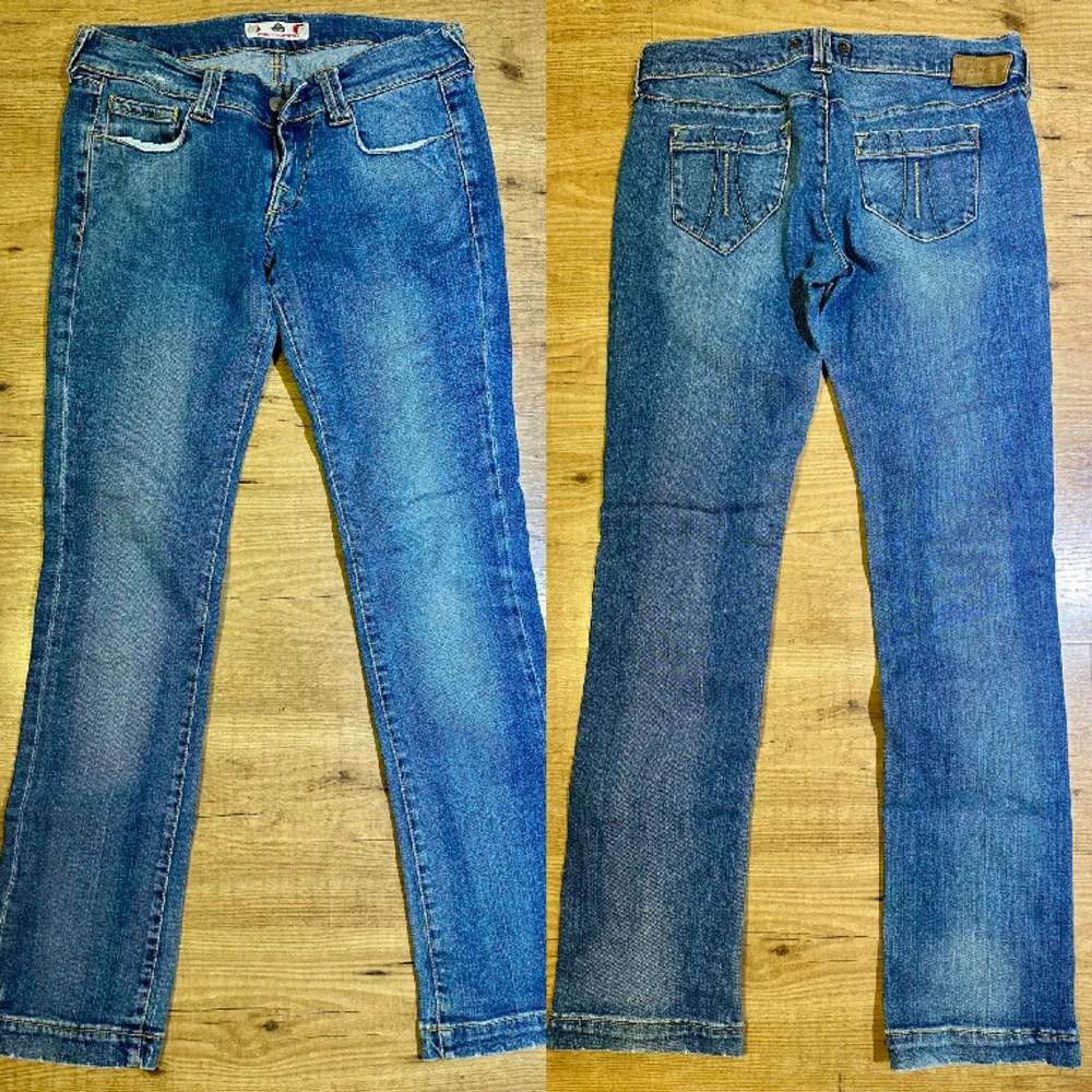 Fornarina Y2K-jeans med låg midja. Innerben: 80cm Midja (rakt över): 39cm. Jeans & Byxor.