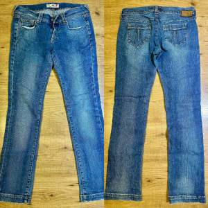 Fornarina Y2K-jeans med låg midja. Innerben: 80cm Midja (rakt över): 39cm