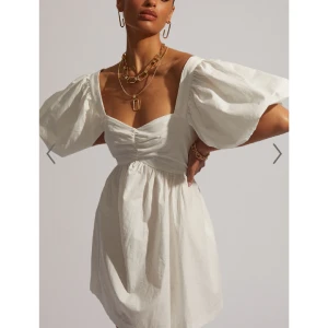 Studentklänning  - Säljer denna studentklänning som jag köpte men aldrig fick bära, aldrig använd och lappen finns kvar! Den är så fin och perfekt till studenten! Köpt för 800kr. Skriv för fler frågor!💕💕