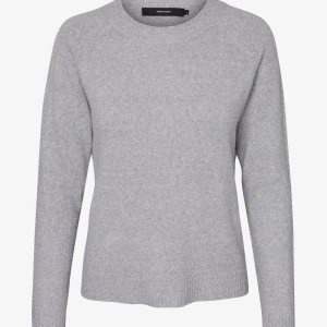 Grå stickad tröja - Grå stickad tröja från Vero Moda i strl S. Egna bilder kan ordnas, bara att höra av sig!💗 superfin tröja som passar till allt!! 
