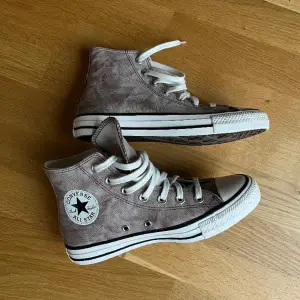 Converse skor, helt nya som tyvärr aldrig kommit till användning hos mig! :) Beige/brun färg