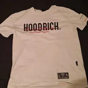Hoodrich t-shirt använd fast i bra skick. För mer bolder skriv till mig