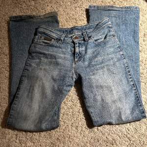 Bootcut jeans från wrangler🥰 midjemåttet: 35 innerbenslängden: 75