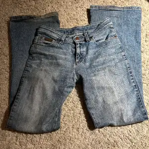Bootcut jeans från wrangler🥰 midjemåttet: 35 innerbenslängden: 75