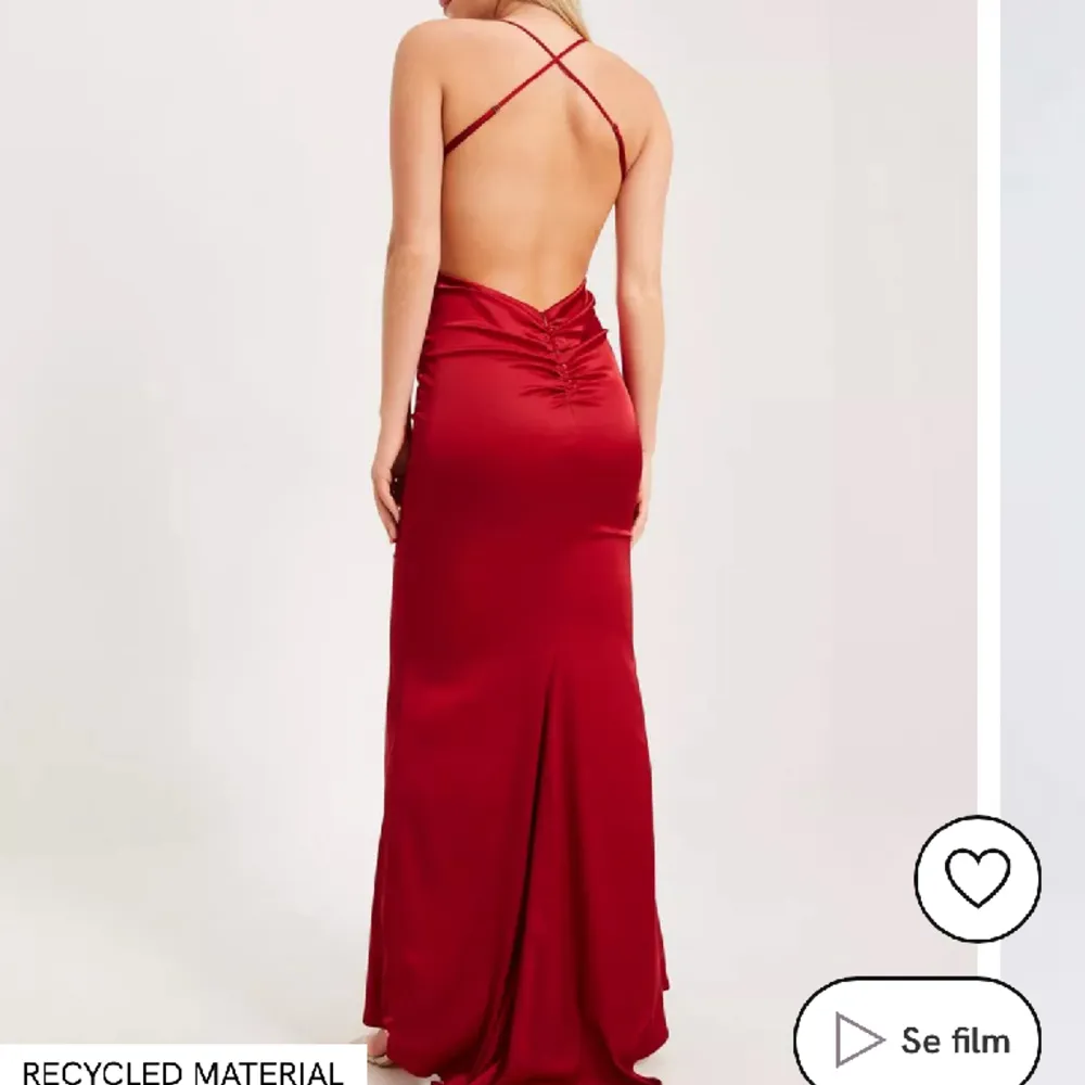 Jättevacker röd balklänning som kommer ge dig massa komplimanger❤️så fin öppen rygg och ”kjolen” blir även lite längre där bak. Köpt för 1100kr. Den är använd 1 gång så den är i fint skick. Den är uppsydd så den passar mig(1,68m med klackar)på bilden!. Klänningar.
