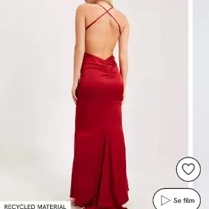 Jättevacker röd balklänning som kommer ge dig massa komplimanger❤️så fin öppen rygg och ”kjolen” blir även lite längre där bak. Köpt för 1100kr. Den är använd 1 gång så den är i fint skick. Den är uppsydd så den passar mig(1,68m med klackar)på bilden!