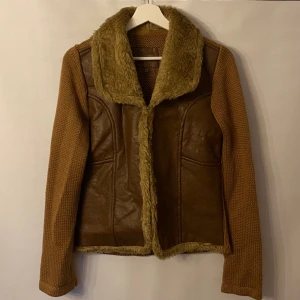 Brun jacka med pälskrage - Brun jacka/kofta med skinn framtill och pälskrage. Märke: Street one. Storlek: 38 
