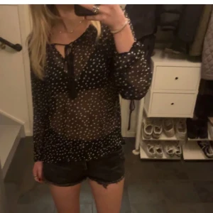 blus❤️ - säljer denna genomskinliga prickiga blusen❤️ bilden är från tjejen jag köpte den av! storlek s skulle jag säga, för stor för mig!