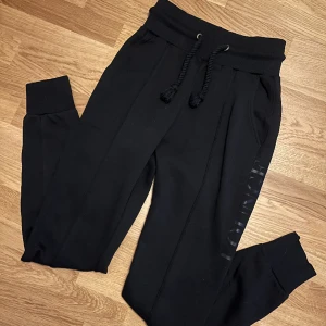 Lounge mjukis byxor  - Säljer mina lounge mjukisbyxor som aldrig är använda. Då dem tyvärr är i fel storlek för mig har dem aldrig kommit till användning   Skickas eller hämtas i Göteborg 