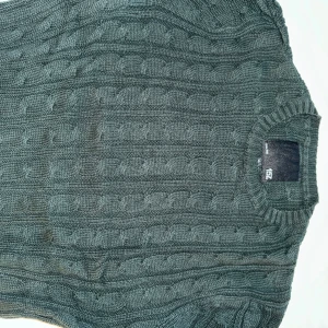 Kabelstickad tröja  - Kabelstickad tröja i nyskick 