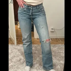 Raka Lågmidjade Jeans från Zara som är slutsålda! Använt max 2 gånger. Säljer då dem har blivit för små för mig!