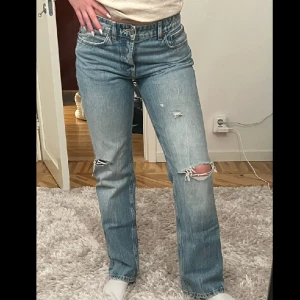 Jeans - Raka Lågmidjade Jeans från Zara som är slutsålda! Använt max 2 gånger. Säljer då dem har blivit för små för mig!