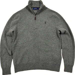 Ralph Lauren Half-Zip Kashmir - Grå/grön halfzip från Ralph Lauren i kashmir. Superbra skick! Storlek L men liten i storleken. Ställ gärna frågor 😊