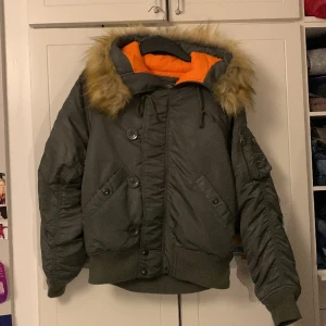 Crocker y2k jacka - En grön jacka från märket crocker i strl s med pälsluva. Säljer för att den inte kommkt till användning men är i superbra skick. Skriv gärna om ni är intresserade eller om du vill ha fler bilder!! 💕 