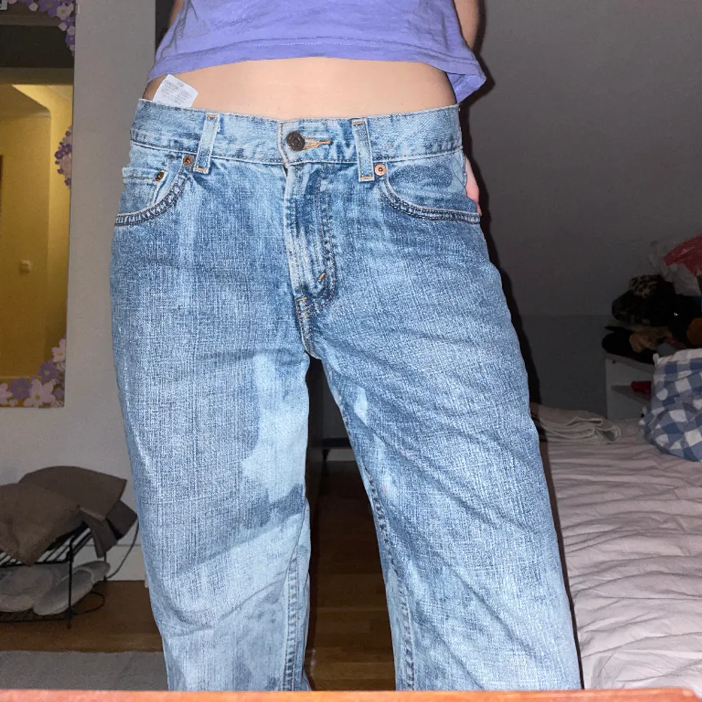 Så söta o sköna midrise Levis jeans som är spräckliga. Jag är 170 och är lite för korta i min smak❤️Midjemått 76, innerben 71 cm . Jeans & Byxor.