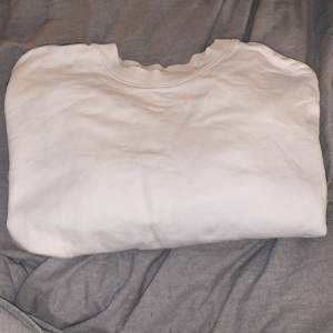 Säljer denna vita tjockare tröja utan luva. Från Cubus. Använd någon gång men fortfarande väldigt fint skick. 