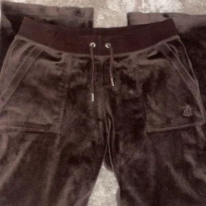 Bruna juicy byxor🤎 - Ett par jätte fina bruna juicy byxor med 75% rabatt. De är i ett jätte bra skick. Passar till nästan allt. Kontakta mig på Plick om ni är intresserade eller vill ha bilder! Nypris:1200kr🤎