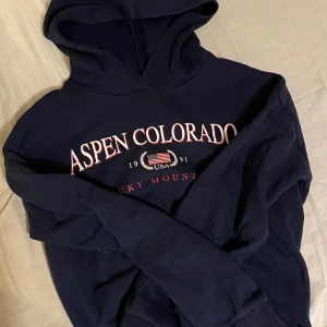 Croppad hoodie - En fin Croppad hoodie från Gina. Säljer då den är för liten. Knappt använd. Fint skick. Osäker på nypris. Hör av dig vid frågor!