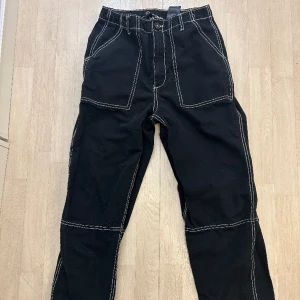 Jeans - Svarta jeans med vita sömmar. Storlek 38 och från hm, kortare modell så passar någon som är kort💕