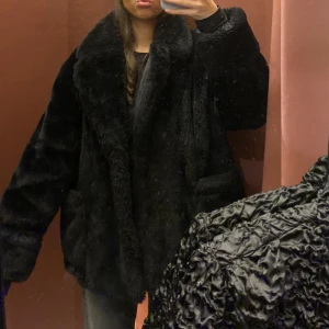 Pälsjacka  - Pälsjacka storlek 36. Köpt vintage men har inte kommit till användning. Jackan är i toppenskick. Fakepäls. Fickor och detalj på ärmarna. 