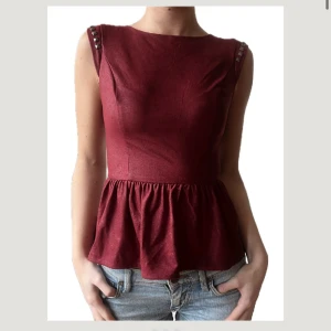 Röd topp med nitar - Unik röd topp med nitar från lilou uf märket är GUESS❤️så cool och går att klä upp och ned