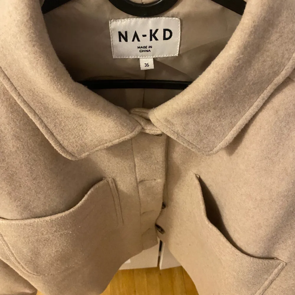 Säljer min populära jacka från NAKD. Nypris är 800kr säljer min för 400kr. Den är tyvärr knappt använd därför säljer jag den! 😊. Jackor.