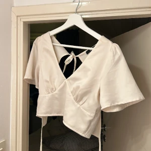 Topp i silke  - Fin topp ifrån Bikbok, använd ett fåtal gånger! 