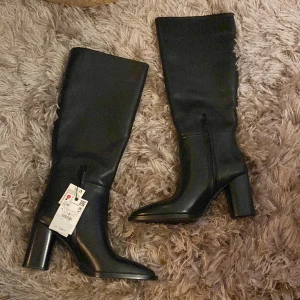 Helt nya skinnstövlar från Zara - Köpte två par skor från Zara, glömde returnera dessa. De är helt oanvända, köpta för några veckor sen. Storlek 39, kan mötas upp i Stockholm eller skicka de online. https://www.zara.com/se/sv/skinnstovlar-med-bred-klack-p11000210.html?v1=323826965&v2=2291