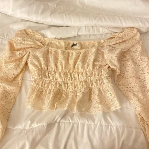 Vaniljvit spets tröja - Köpt på Gina tricot. Org pris 500kr, storlek M. ❤️