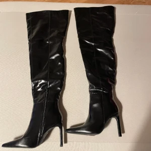 Over knee boots  - OVERKNEES MED STILETTKLACK OCH SPETSIG TÅ. Ny i skick.