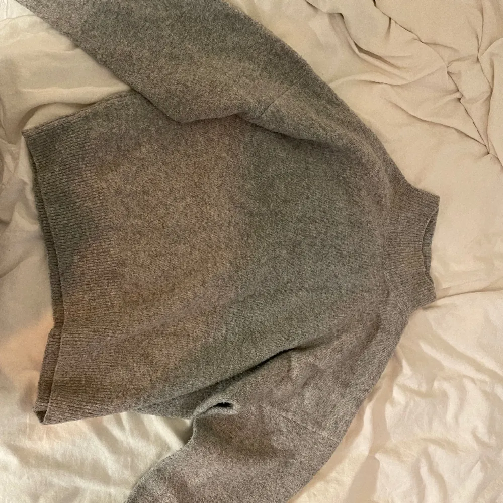 En grå stickad, lite polo tröja från Gina, köptes för 350, säljs för 75❣️. Stickat.