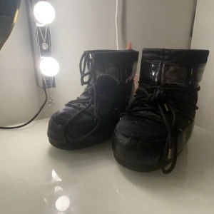 Skitsnygga moonboots - Jag säljer mina moonboots som jag köpte från mytheresa för något år sedan🙏jag har tröttnat på dom så det är därför jag säljer ❤️har kvitto och hela den biten 