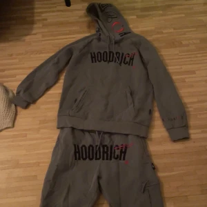 Hoodrich dress - Hoodrich dress, använd några gånger. Byxorna är i storlek S och hoodien är i storlek M!