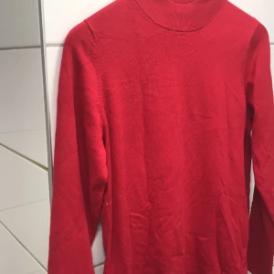 Röd blus  - En röd, varm blus. Perfekt för vintern och höst. Säljer då jag inte använder den länge. ❤️